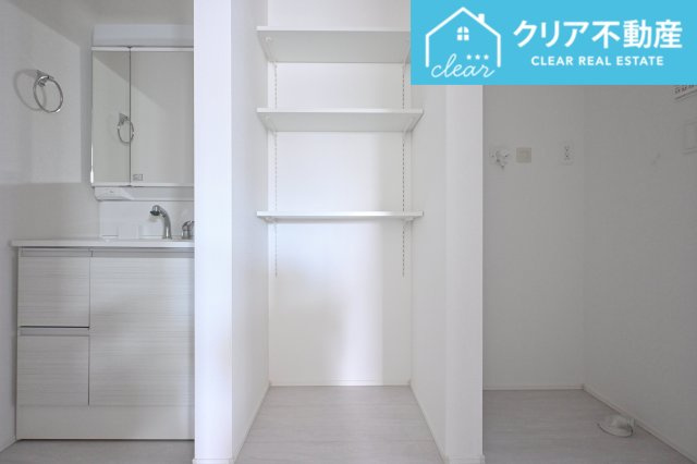 【独立洗面台】 | 太田市新田上江田町　GRAFARE | 3面ミラーの後ろは収納スペースを完備。生活感のあるものは隠して、スッキリシンプルな洗面台に！
