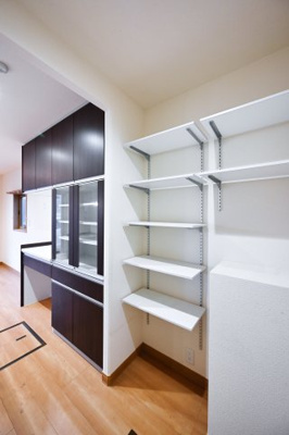 【収納】 | 太田市新田市野井町　中古住宅 | キッチン横にはパントリーがついておりお米や缶詰・パスタなどが保存できます♪