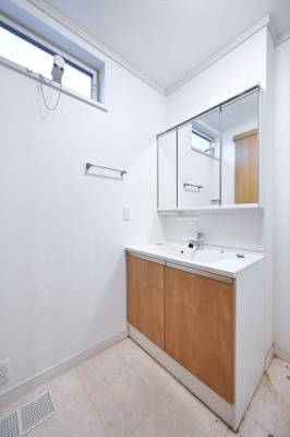 【独立洗面台】 | 太田市新田市野井町　中古住宅 | 3面鏡付きの洗面台は後ろが見えるのでヘアセットがバッチリ決まります！