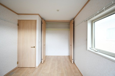 【洋室】 | 太田市新田市野井町　中古住宅 | 2階の各居室にはしっかりとした容量のスペースを確保しているので、お部屋は美しい空間を保てますね♪