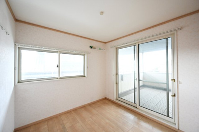 【洋室】 | 太田市新田市野井町　中古住宅 | 2階のベッドルームはバルコニーとつながっています。
たっぷり光が入るので気持ちよく目覚められます♪ 
