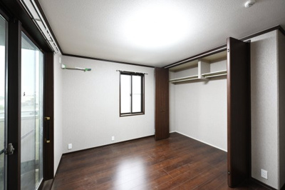 【洋室】 | 太田市新田市野井町　中古住宅 | 2面採光の明るい洋室は子供部屋にも書斎としてもピッタリです♪