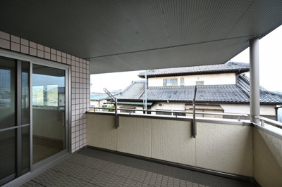 【バルコニー】 | 太田市新田市野井町　中古住宅 | バルコニーは屋根付きのインナーバルコニーとなっております。
洗濯物を突然の雨から守ってくれます♪