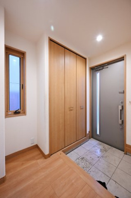 【玄関】 | 太田市新田市野井町　中古住宅 | 天井までの高さがあるたっぷり玄関収納。可動棚で調整可能ですので、背の高いブーツもすっぽり収まります。