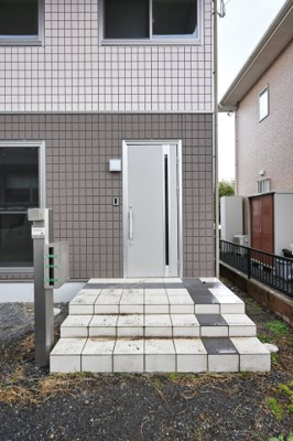 【玄関】 | 太田市新田市野井町　中古住宅 | ダブルロックで防犯性に優れた玄関ドア