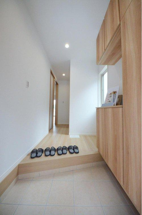新庄町の玄関|玄関周りの収納スペースもしっかり確保されています。