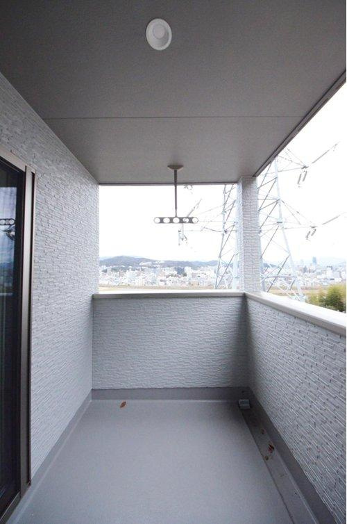 新庄町のバルコニー|屋根のある広いバルコニー
急な雨でも安心です