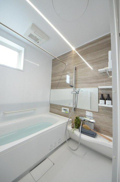 新庄町の浴室|人気の換気乾燥暖房機付き。１坪タイプの大きなバスルームなので足を伸ばしてゆっくり湯船につかることができます