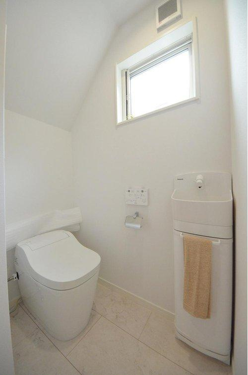 新庄町のトイレ|窓のある明るいトイレ。勿論ウォシュレット付です。