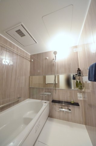 ロッコーマンション京橋川コーポの浴室|人気の換気乾燥暖房機付き。大きなバスルームなので足を伸ばしてゆっくり湯船につかることができます