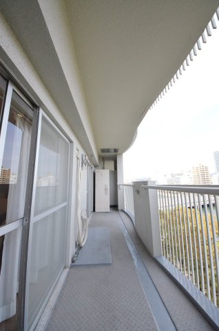 ロッコーマンション京橋川コーポのバルコニー|広いバルコニー
屋根があるので急な雨でも安心です