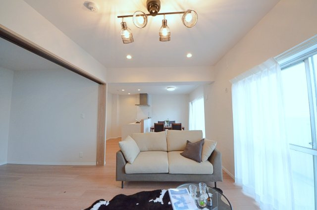 ロッコーマンション京橋川コーポの居間・リビング|陽当たりが良く、窓の多いリビング空間。オープンタイプの対面式キッチンでリビングが隅まで見渡せます。キッチンにいながら小さなお子様にも目が届き安心です。