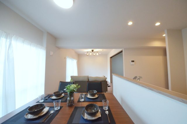 ロッコーマンション京橋川コーポの居間・リビング|陽当たりが良く、窓の多いリビング空間。オープンタイプの対面式キッチンでリビングが隅まで見渡せます。キッチンにいながら小さなお子様にも目が届き安心です。