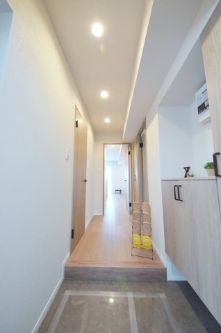 ロッコーマンション京橋川コーポの玄関|玄関には広いシューズボックス有。玄関周りの収納スペースもしっかり確保されています。