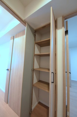 ロッコーマンション京橋川コーポの収納|廊下にも広い収納スペースがあります