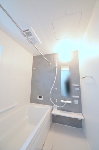 屋代一丁目の浴室|人気の換気乾燥暖房機付き。１坪タイプの大きなバスルームなので足を伸ばしてゆっくり湯船につかることができます