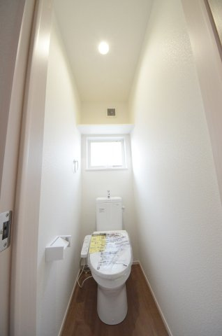 屋代一丁目のトイレ|窓のある明るいトイレ。勿論ウォシュレット付です。収納スペースもあります。