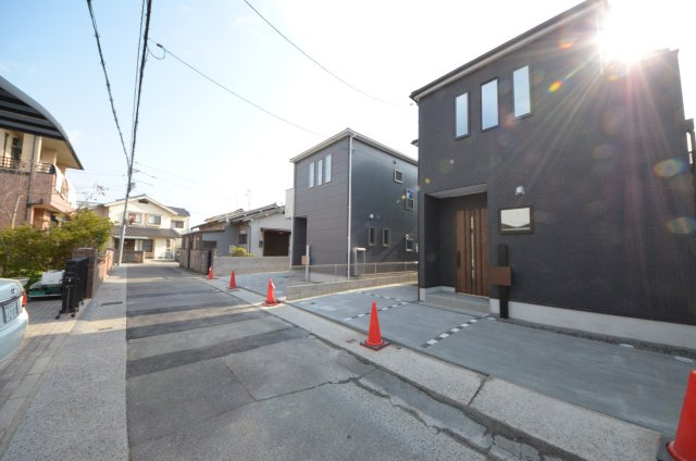 屋代一丁目の前面道路含む現地写真|前面道路は交通量が少なく駐車楽々