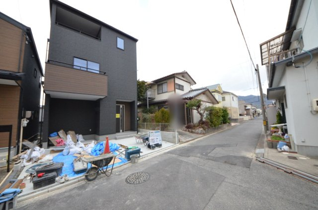 美の里一丁目の前面道路含む現地写真|前面道路は交通量が少なく駐車楽々です