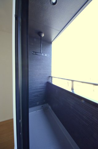 府中町八幡三丁目のバルコニー|バルコニーには屋根があるので急な雨でも安心です