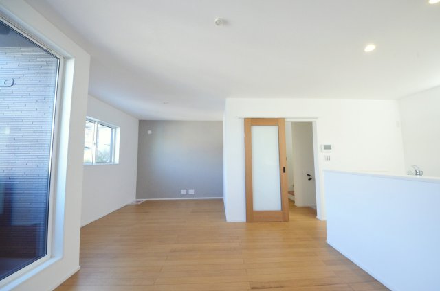 府中町八幡三丁目の居間・リビング|広く窓の多いリビング空間。オープンタイプの対面式キッチンでリビングが隅まで見渡せます。キッチンにいながら小さなお子様にも目が届き安心です。