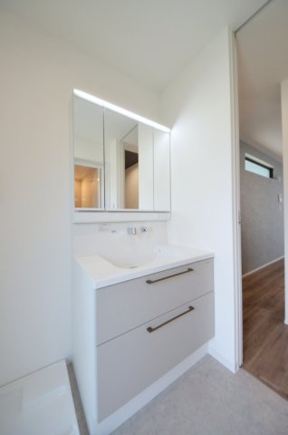 戸坂山根二丁目の独立洗面台|清潔感あふれるシャワー付洗面台と洗面室。余裕のスペース。窓もあり明るく通気も良いです