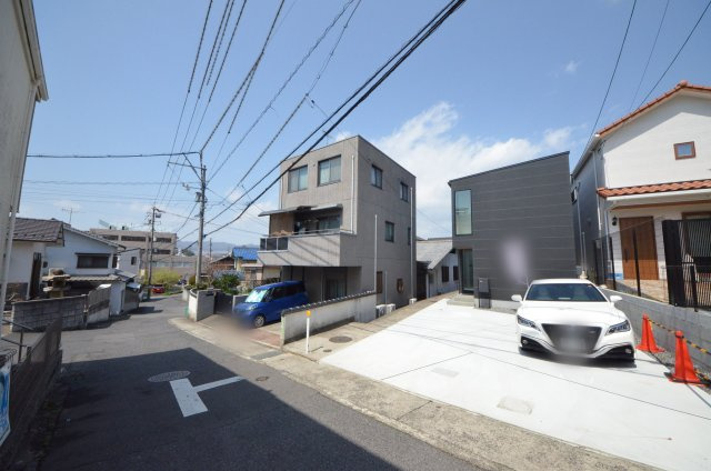 戸坂山根二丁目の前面道路含む現地写真|前面道路は交通量が少なく駐車楽々
駐車は4台可能です