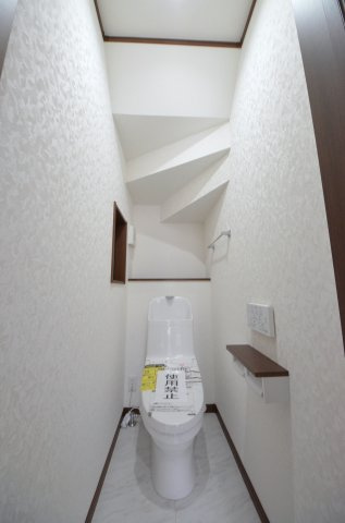 矢野東四丁目のトイレ|窓のある明るいトイレ
勿論ウォシュレット付きです