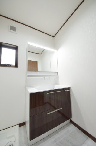 矢野東四丁目の独立洗面台|清潔感あふれるシャワー付洗面台と洗面室。余裕のスペース。窓もあり明るく通気も良いです