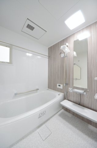 矢野東四丁目の浴室|人気の換気乾燥暖房機付き。１坪タイプの大きなバスルームなので足を伸ばしてゆっくり湯船につかることができます