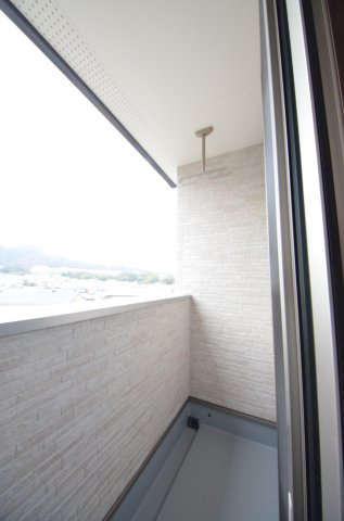 矢野東四丁目のバルコニー|バルコニーは屋根があるので急な雨でも安心です