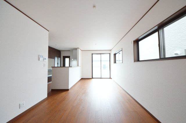 矢野東四丁目の居間・リビング|南向きの広いリビング空間。オープンタイプの対面式キッチンでリビングが隅まで見渡せます。キッチンにいながら小さなお子様にも目が届き安心です。