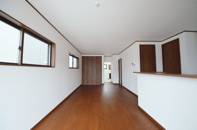 矢野東四丁目の居間・リビング|南向きの広いリビング空間。オープンタイプの対面式キッチンでリビングが隅まで見渡せます。キッチンにいながら小さなお子様にも目が届き安心です。