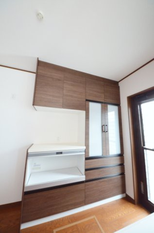 矢野東四丁目の収納|大容量のカップボードが標準装備。パントリースペースもあり、キッチン周りの収納もしっかり確保されています。