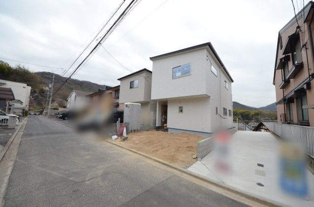 矢野東四丁目の前面道路含む現地写真|前面道路は交通量が少なく駐車楽々