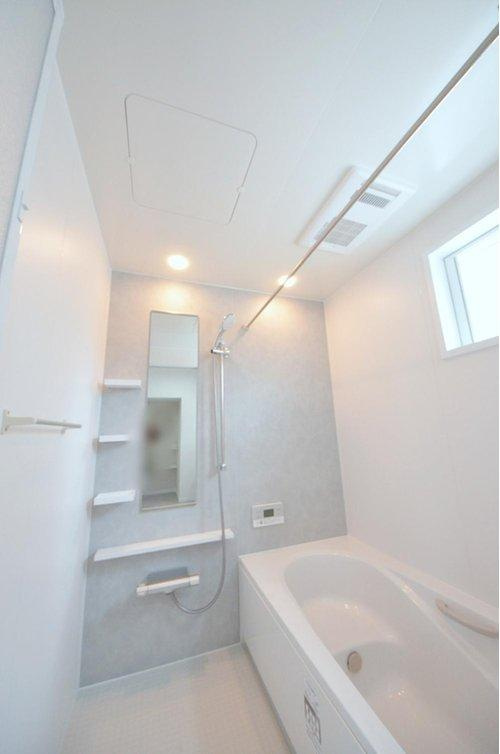 中野6丁目の浴室|人気の換気乾燥暖房機付き。１坪タイプの大きなバスルームなので足を伸ばしてゆっくり湯船につかることができます