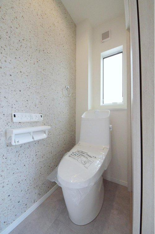 中野6丁目のトイレ|窓のある明るいトイレ
勿論ウォシュレット付きです
