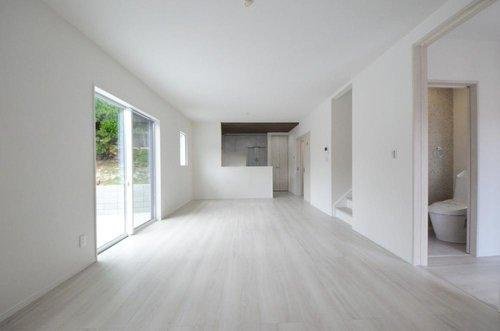 中野6丁目の居間・リビング|東南向きの広く明るいリビング空間。オープンタイプの対面式キッチンでリビングが隅まで見渡せます。キッチンにいながら小さなお子様にも目が届き安心です。