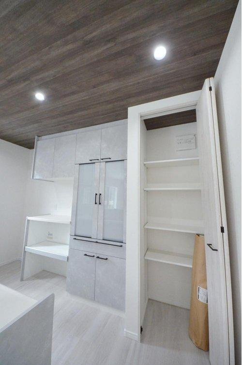 中野6丁目の収納|大容量のカップボードが標準装備。パントリースペースもあり、キッチン周りの収納もしっかり確保されています。