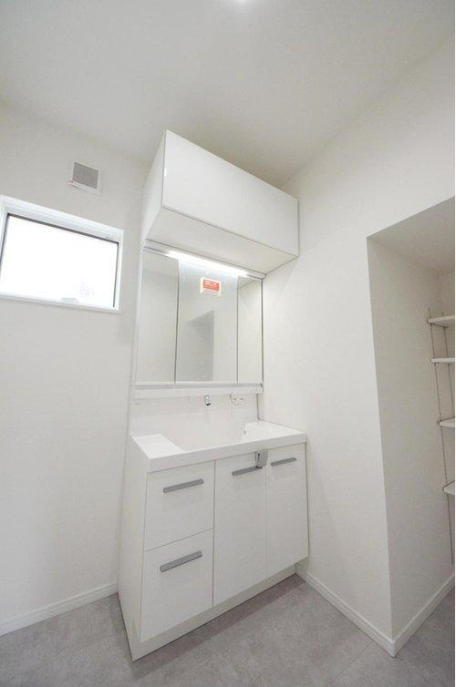 中野6丁目の洗面所|清潔感あふれるシャワー付洗面台と洗面室。余裕のスペース。窓もあり明るく通気も良いです