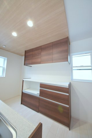 宇品神田四丁目の収納|大容量のカップボードが標準装備。パントリースペースもあり、キッチン周りの収納もしっかり確保されています。