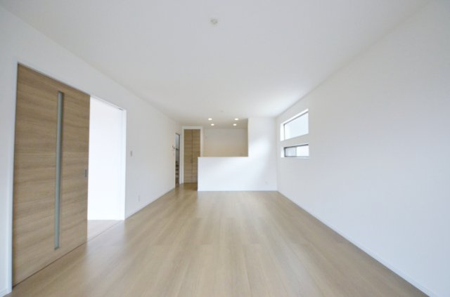 長楽寺二丁目の居間・リビング|南西向きの広く明るいリビング空間。オープンタイプの対面式キッチンでリビングが隅まで見渡せます。キッチンにいながら小さなお子様にも目が届き安心です。