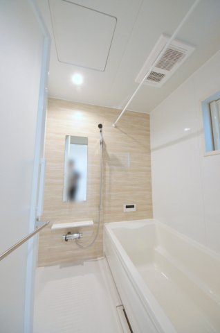 桜尾三丁目の浴室|人気の換気乾燥暖房機付き。１坪タイプの大きなバスルームなので足を伸ばしてゆっくり湯船につかることができます