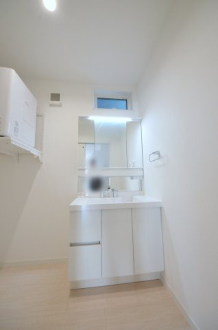 桜尾三丁目の独立洗面台|清潔感あふれるシャワー付洗面台と洗面室。
乾太くんのある余裕のスペース。
窓もあり明るく通気も良いです