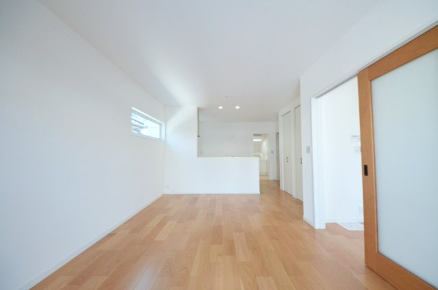 桜尾三丁目の居間・リビング|南向きで陽当たりが良く、窓の多いリビング空間。オープンタイプの対面式キッチンでリビングが隅まで見渡せます。キッチンにいながら小さなお子様にも目が届き安心です。