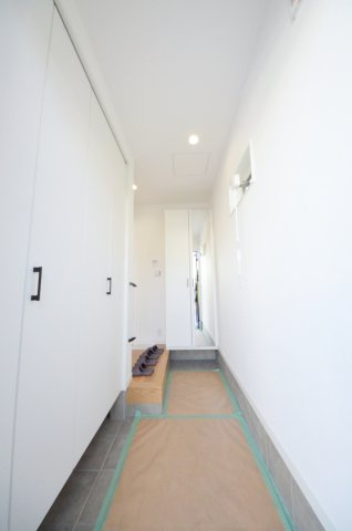 桜尾三丁目の玄関|玄関にはシューズボックスとシューズクロークもあり。
玄関周りの収納スペースもしっかり確保されています。