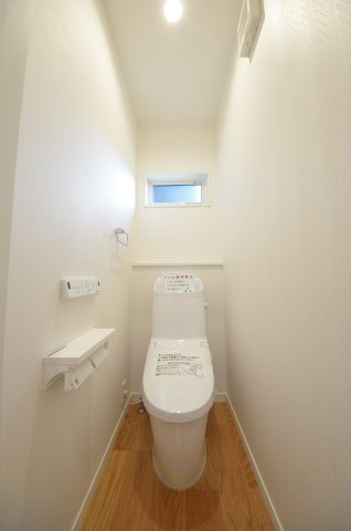 桜尾三丁目のトイレ|窓のある明るいトイレ。勿論ウォシュレット付です。収納スペースもあります。