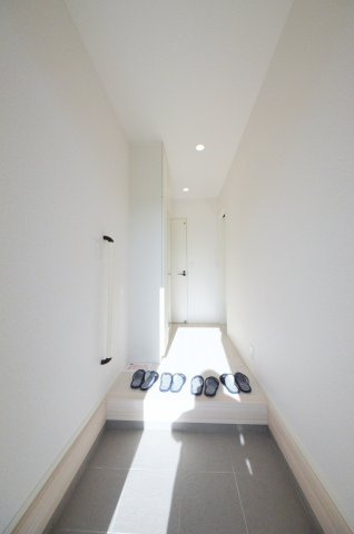 落合南一丁目の玄関|玄関には大容量のシューズボックスあり。
玄関周りの収納スペースもしっかり確保されています。