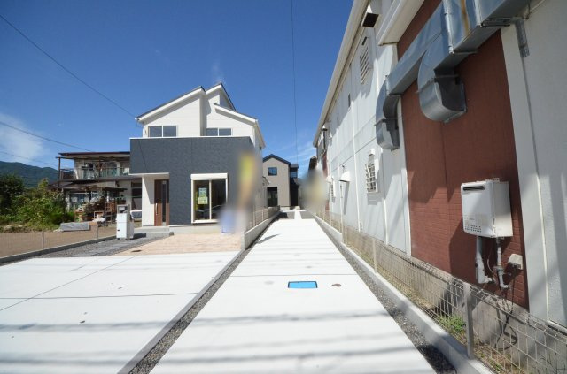 串戸四丁目の前面道路含む現地写真|前面道路は7.5ｍと広く駐車楽々
駐車3台可能です