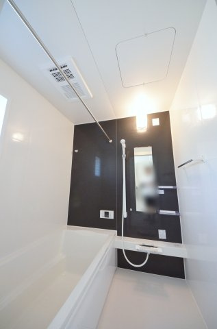 串戸四丁目の浴室|人気の換気乾燥暖房機付き。１坪タイプの大きなバスルームなので足を伸ばしてゆっくり湯船につかることができます